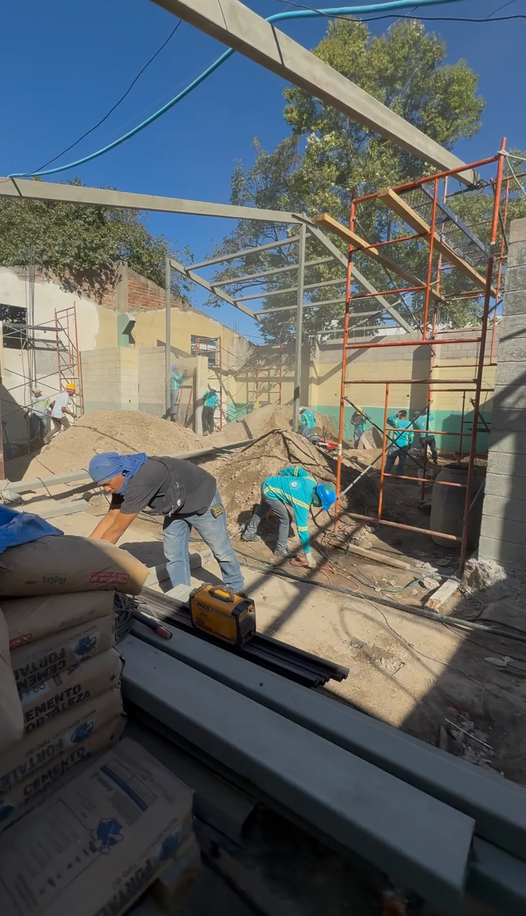 Equipo trabajando en obra civil